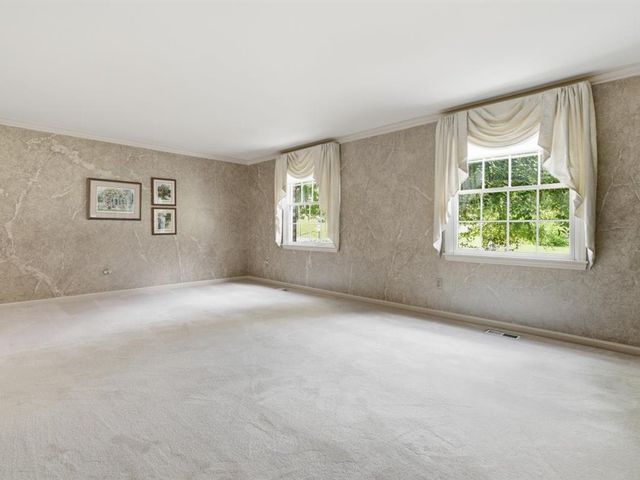 153 Seegar Rd, Upper St Clair, PA 15241