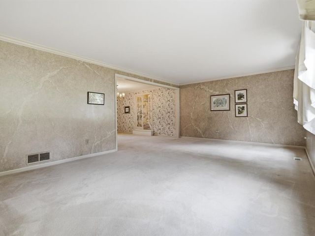 153 Seegar Rd, Upper St Clair, PA 15241