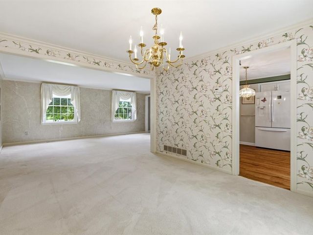 153 Seegar Rd, Upper St Clair, PA 15241