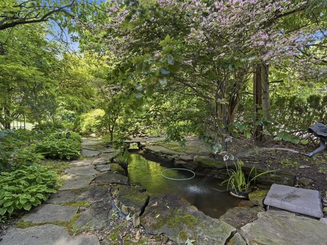 153 Seegar Rd, Upper St Clair, PA 15241