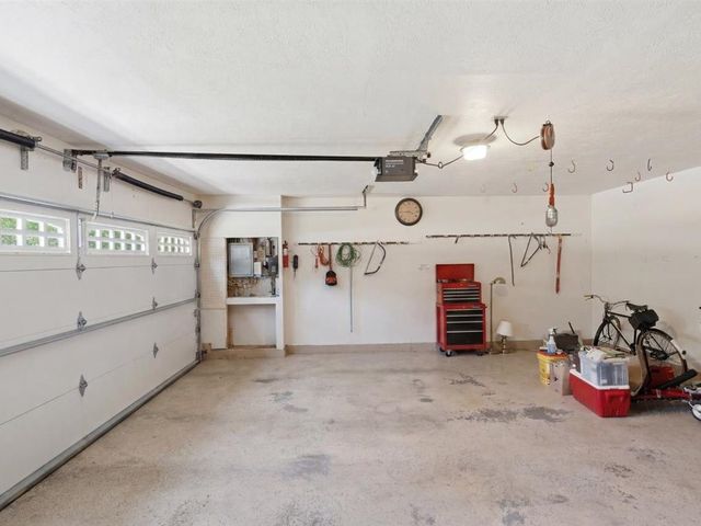 153 Seegar Rd, Upper St Clair, PA 15241