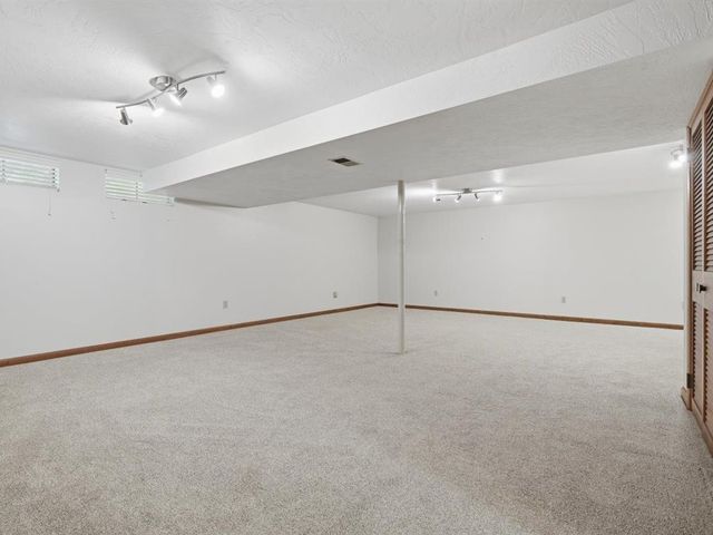 153 Seegar Rd, Upper St Clair, PA 15241