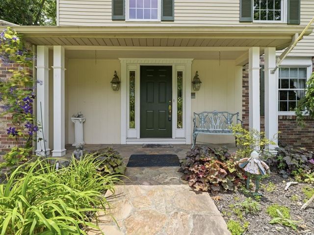 153 Seegar Rd, Upper St Clair, PA 15241