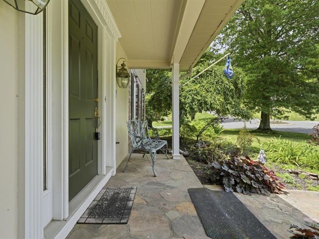 153 Seegar Rd, Upper St Clair, PA 15241
