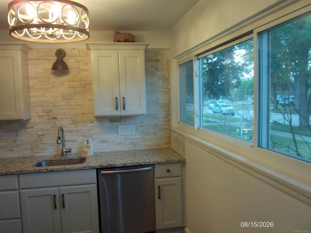 8138 Hillcrest Boulevard, Westland, MI 48185