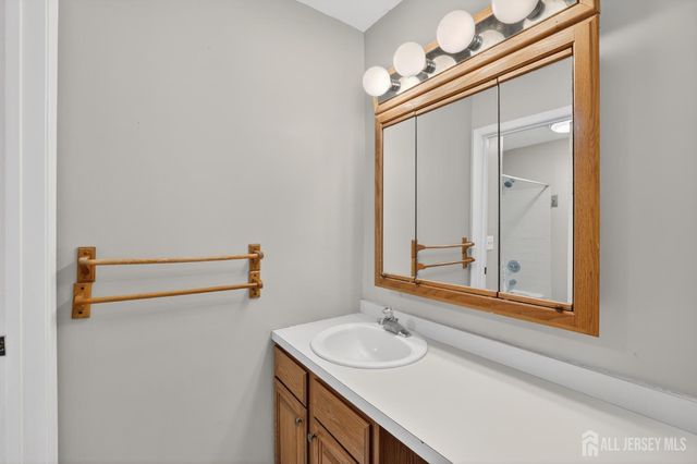 41 Van Pelt Court, East Brunswick, NJ 08816