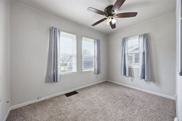 915 Center Point Road NE, Cedar Rapids, IA 52402