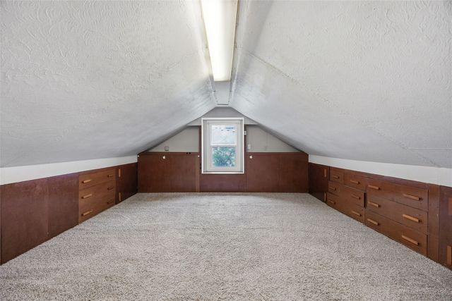 915 Center Point Road NE, Cedar Rapids, IA 52402