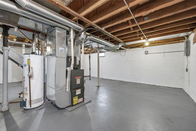 915 Center Point Road NE, Cedar Rapids, IA 52402
