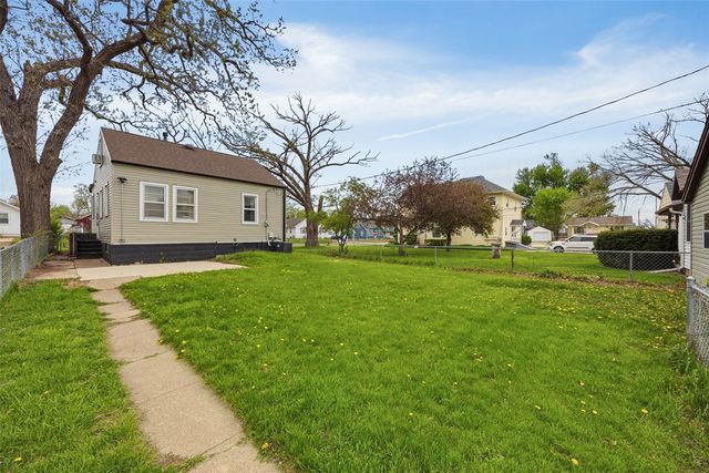 915 Center Point Road NE, Cedar Rapids, IA 52402