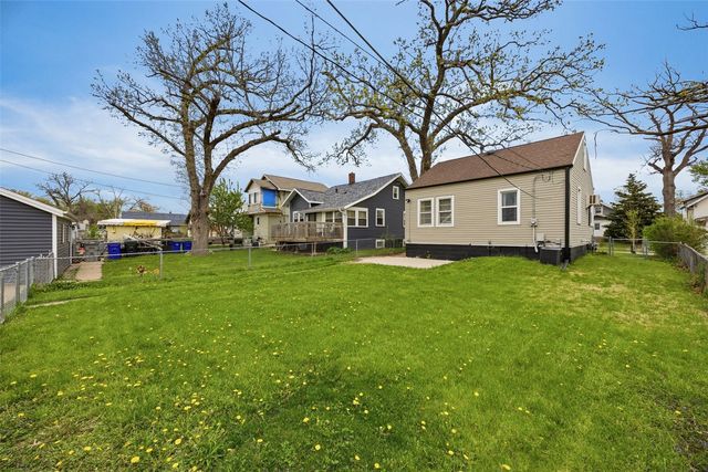 915 Center Point Road NE, Cedar Rapids, IA 52402