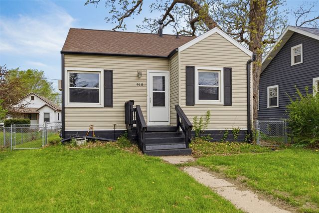915 Center Point Road NE, Cedar Rapids, IA 52402