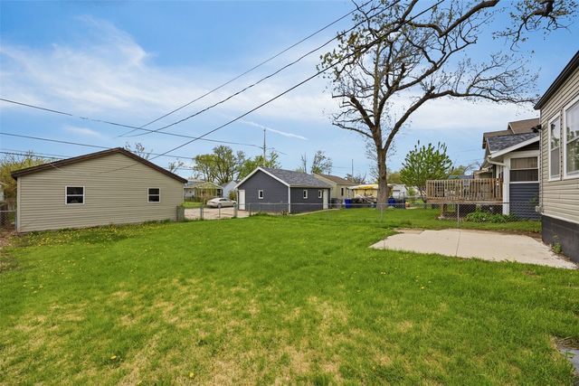 915 Center Point Road NE, Cedar Rapids, IA 52402