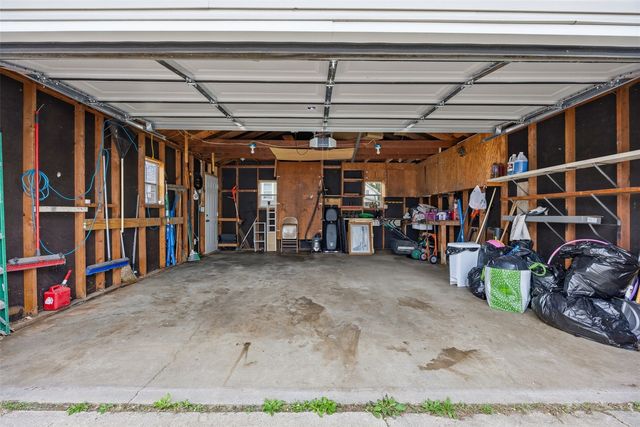 915 Center Point Road NE, Cedar Rapids, IA 52402