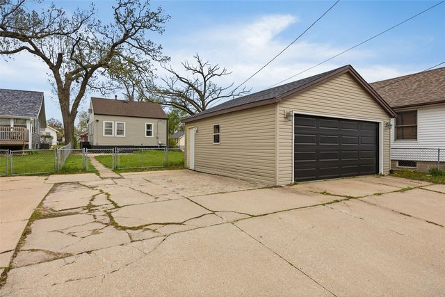 915 Center Point Road NE, Cedar Rapids, IA 52402