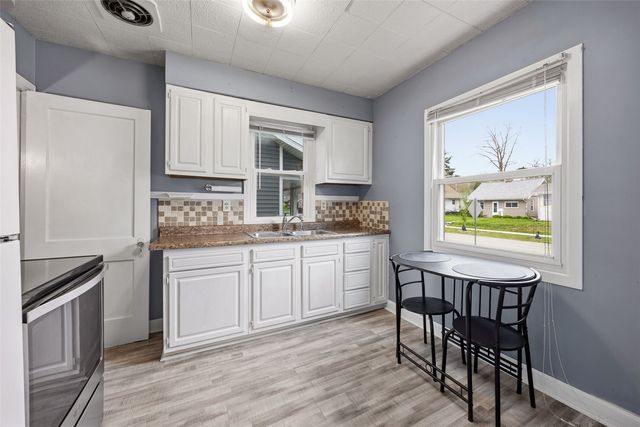 915 Center Point Road NE, Cedar Rapids, IA 52402