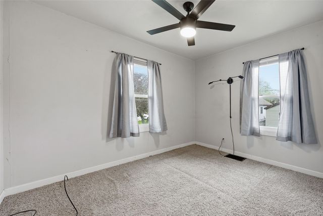 915 Center Point Road NE, Cedar Rapids, IA 52402