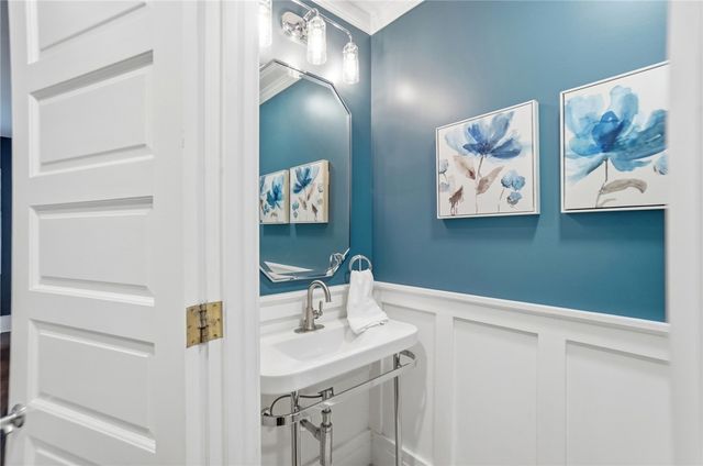 712 Oakwood Avenue, Oakwood, OH 45419