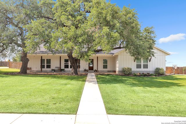 1026 S Timbercrest, Pleasanton, TX 78064