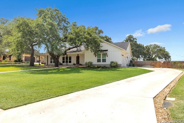 1026 S Timbercrest, Pleasanton, TX 78064