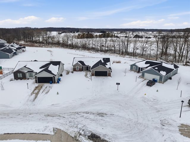 1910 Portland Cove, Huntertown, IN 46748