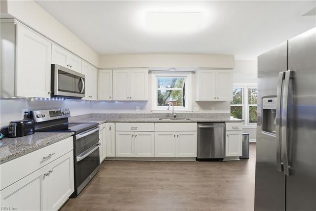 824 Cranston DR, Chesapeake, VA 23320