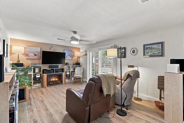 7085 Amherst St, Sacramento, CA 95822