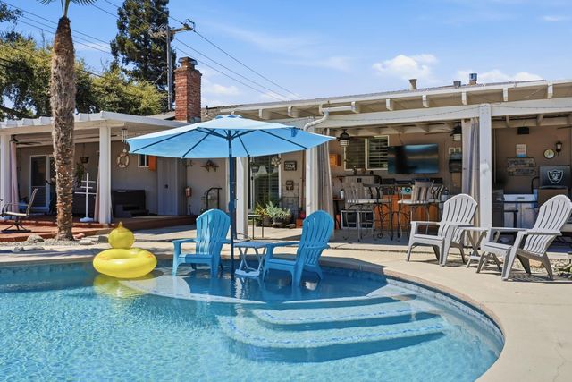 7085 Amherst St, Sacramento, CA 95822