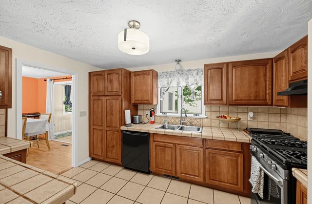7 Balsam Dr, Townsend, MA 01469