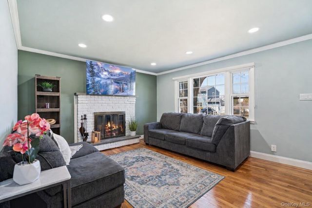 303 Kansas Street, Lindenhurst, NY 11757