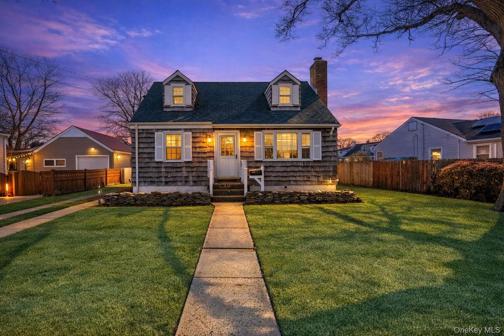 303 Kansas Street, Lindenhurst, NY 11757