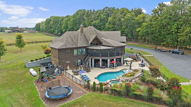 6704 Highway 52, W, Lafayette, TN 37083