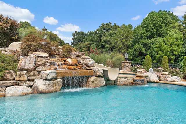 6704 Highway 52, W, Lafayette, TN 37083