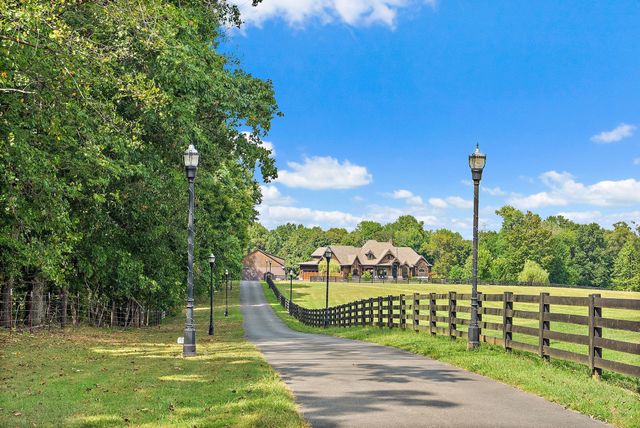 6704 Highway 52, W, Lafayette, TN 37083