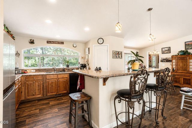 1800 Lampman Road, Gold Hill, OR 97525