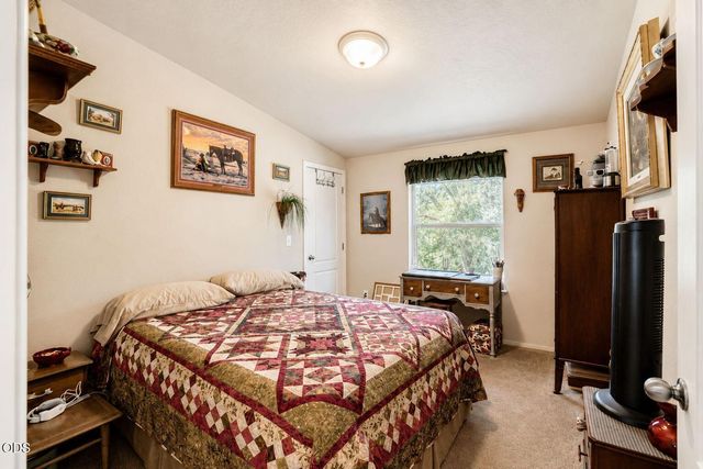 1800 Lampman Road, Gold Hill, OR 97525
