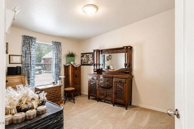 1800 Lampman Road, Gold Hill, OR 97525