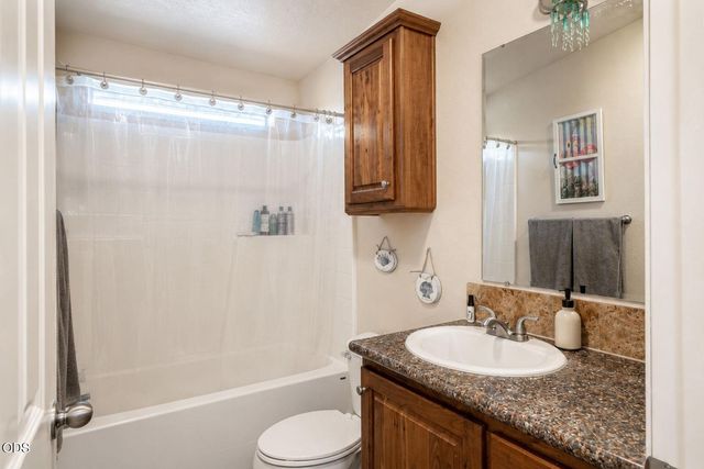 1800 Lampman Road, Gold Hill, OR 97525