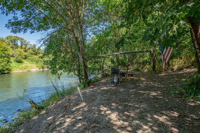 1800 Lampman Road, Gold Hill, OR 97525