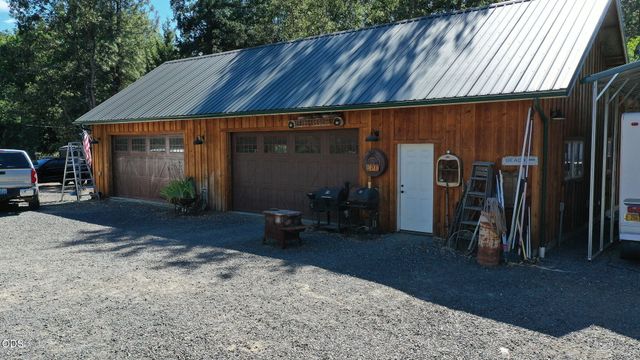 1800 Lampman Road, Gold Hill, OR 97525