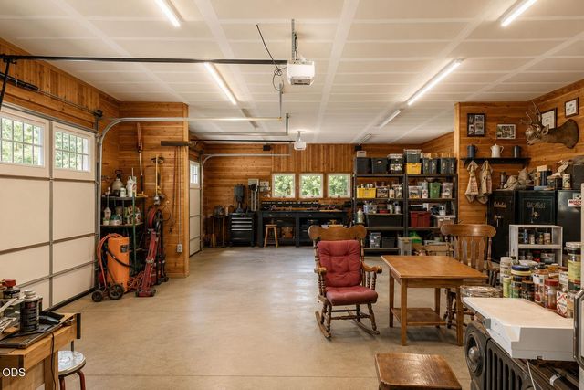 1800 Lampman Road, Gold Hill, OR 97525