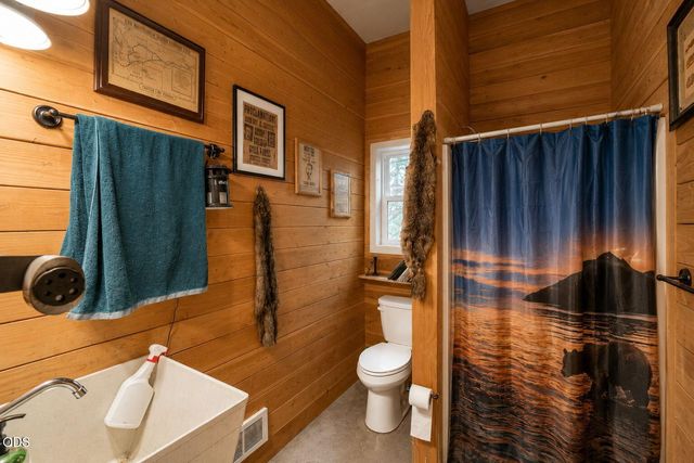 1800 Lampman Road, Gold Hill, OR 97525