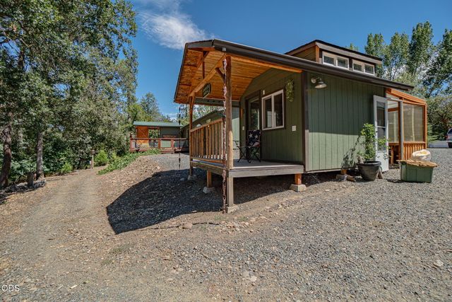 1800 Lampman Road, Gold Hill, OR 97525