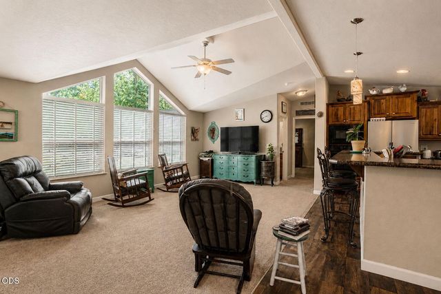 1800 Lampman Road, Gold Hill, OR 97525