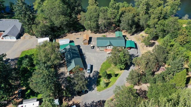 1800 Lampman Road, Gold Hill, OR 97525