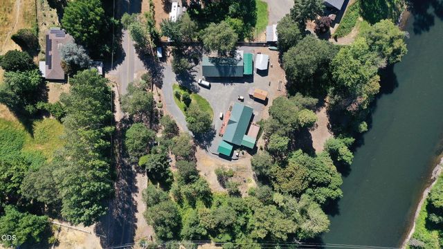 1800 Lampman Road, Gold Hill, OR 97525