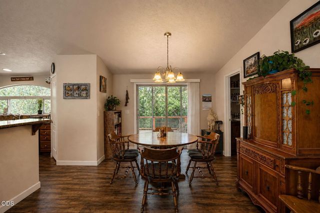 1800 Lampman Road, Gold Hill, OR 97525
