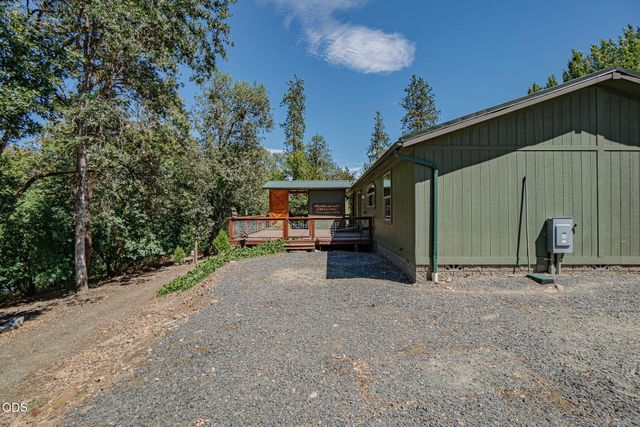 1800 Lampman Road, Gold Hill, OR 97525