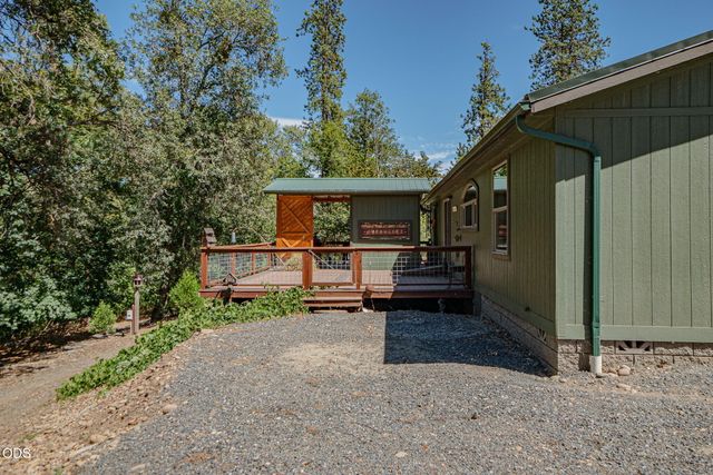 1800 Lampman Road, Gold Hill, OR 97525