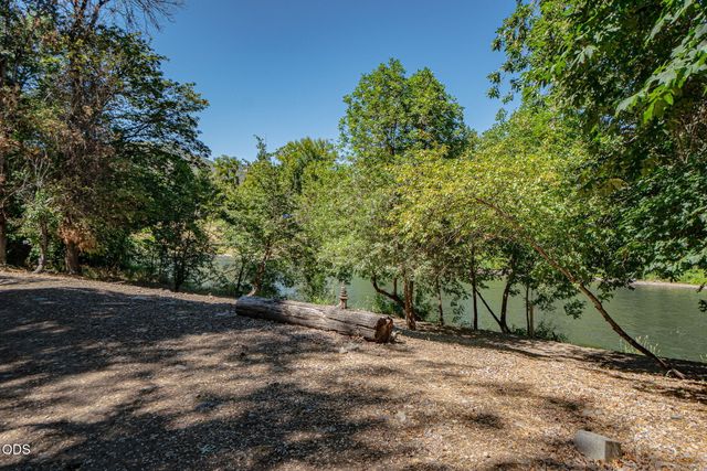 1800 Lampman Road, Gold Hill, OR 97525